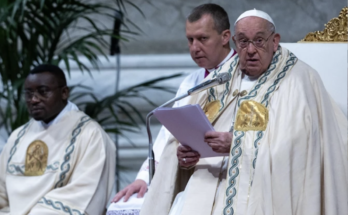 El Papa Francisco vincula la humildad de María con la iglesia moderna con nuevos cardenales en misa